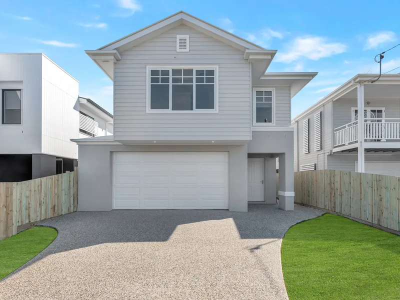 Hamptons Style Newly Built 4 Bedroom House in Quiet Street