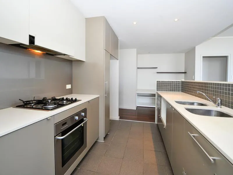 CONVENIENCE & LOCATION - THE PERFECT LIFESTYLE !