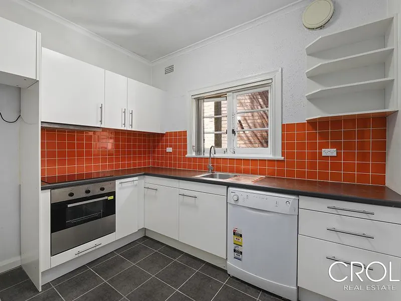 Spacious apartment with sunroom - new carpet and recently repainted