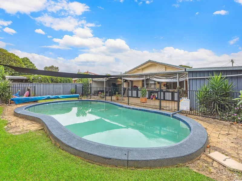 Lowset entertainer with pool