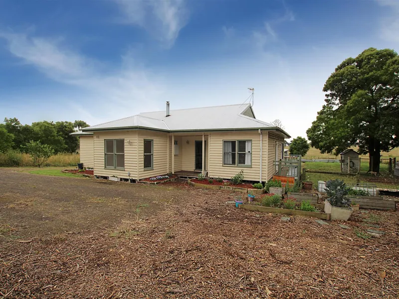 Counrty Living - 1950's Weatherboard Home