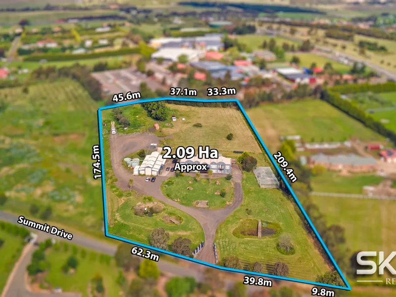 LIive like KING & QUEEN on 5.16 acres !!