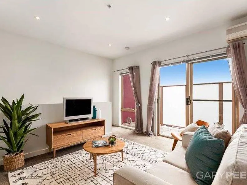 Stylish dual apartment in great location.