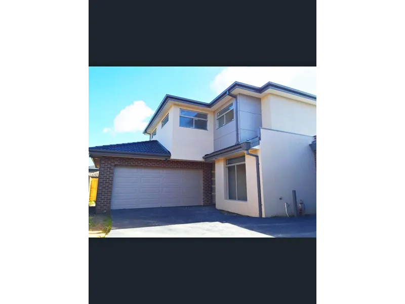 Convenience Four bedrooms townhouse in Box Hill North