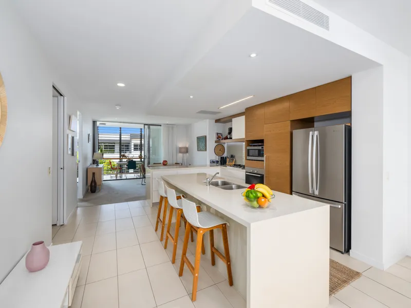 Modern Light Filled Apartment In Paradise Point Community
