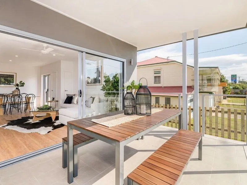 Modern Ground Floor Apartment with Private Grassy Courtyard & Gardens