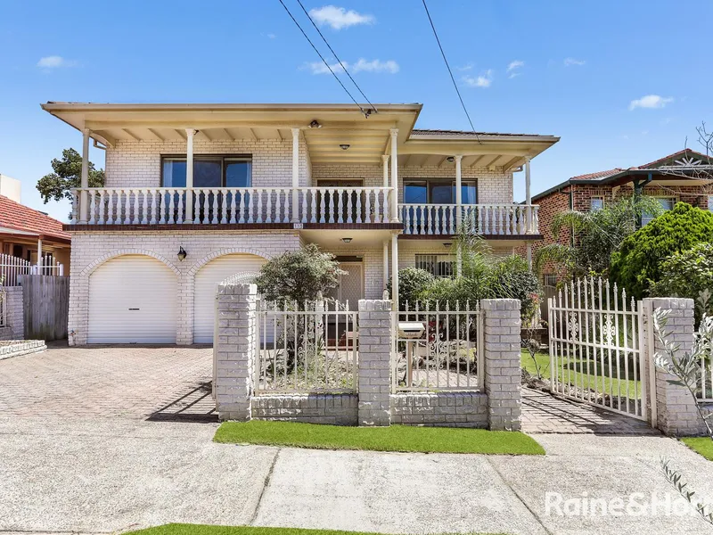 Grand Family Home - Blue Ribbon Location