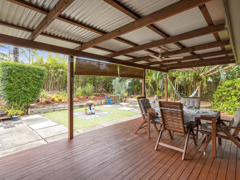 Character Filled Three Bedroom Cottage - 810m2 Of Prime Southport Land!