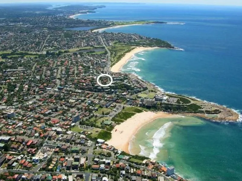 TOP FLOOR GEM - MINUTES FROM TWO BEACHES