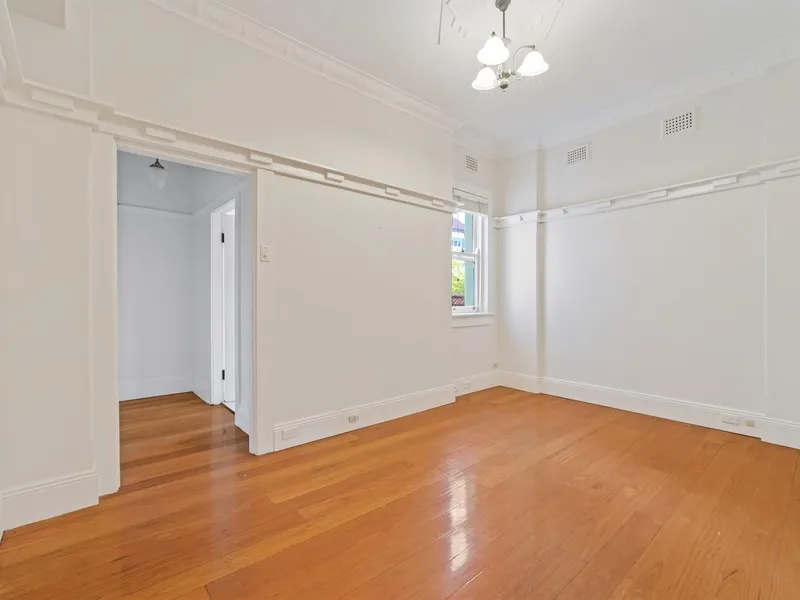 Art-deco apartment in excellent location