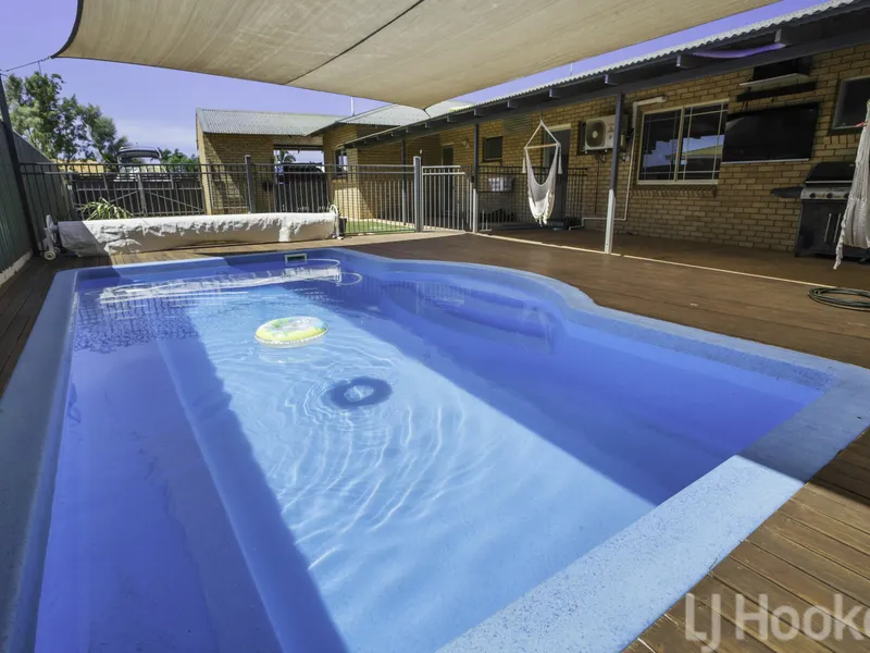 Bursting with Size and Value 4x2 , Pool on a  762m2 block