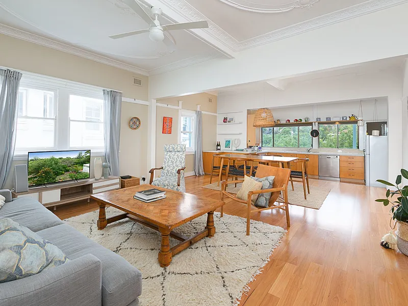 Spacious & Elegant Semi-Style Beachside Apartment - 180-degree Views