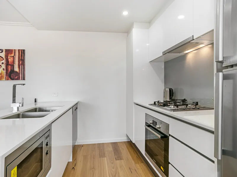 Perfect UQ Location with Modern Finishes