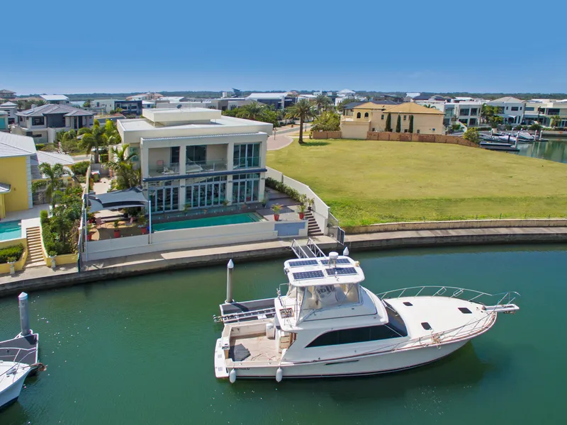 ARCHITECTUALLY DESIGNED 5 BEDROOM, 5 BATHROOM LUXURY HOME!