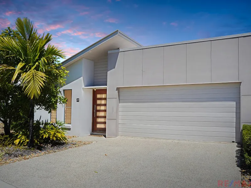 House-Sized Villa! Lake and Park Views!