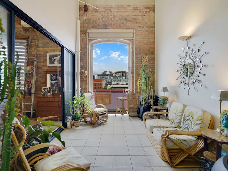 Unique Life Style Apartment In Woolstore top floor with Sunny & Bright