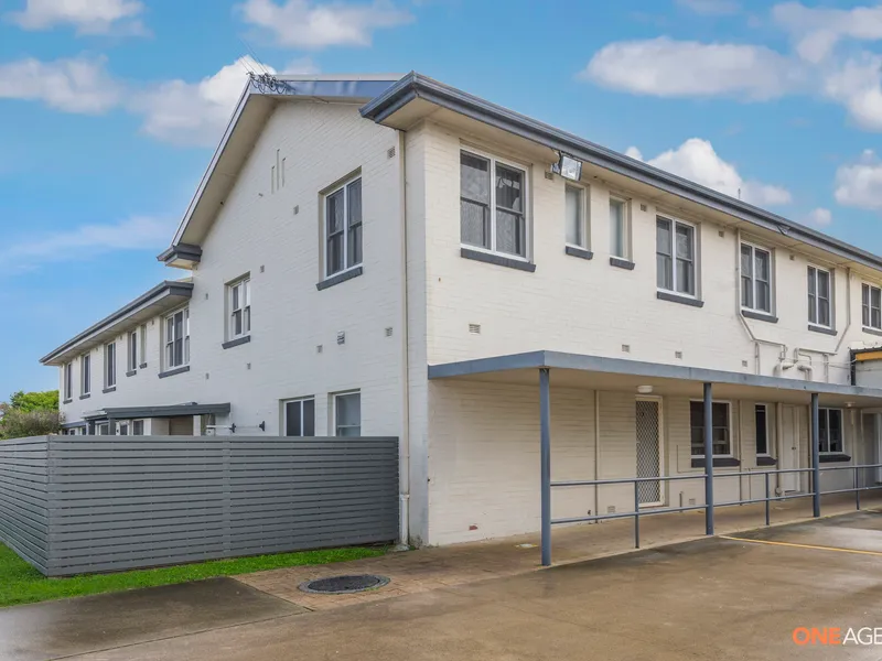 BEDSITTER located on Bus Route or walk to the Shops in Turea Street or the Beach.