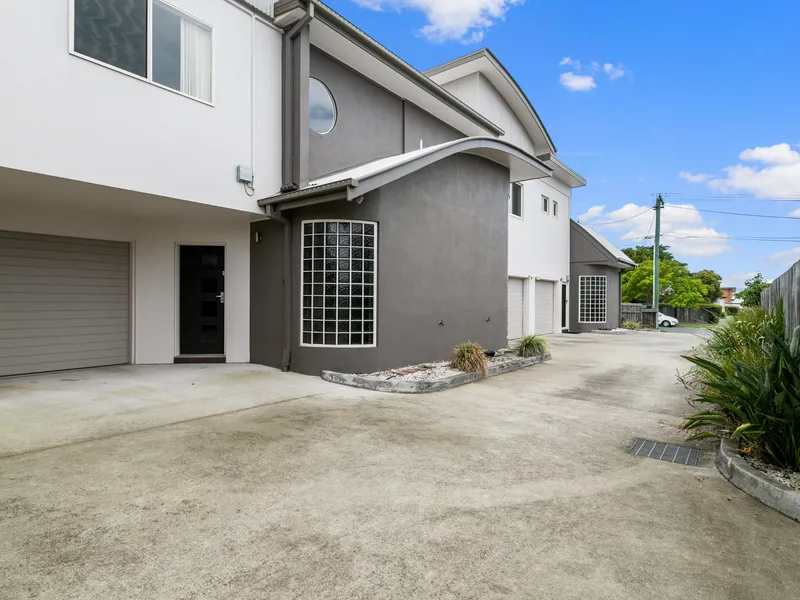 Walking distance to Redcliffe Hospital and shopping centers, this 152m2 townhouse will be in demand!
