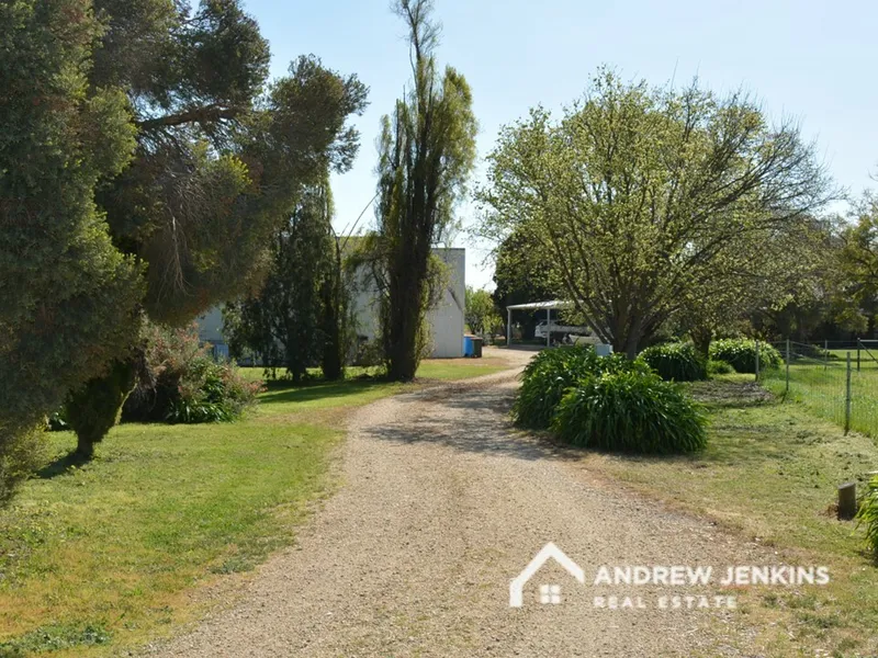 Country Gem- 25 Acre Lifestyle Property