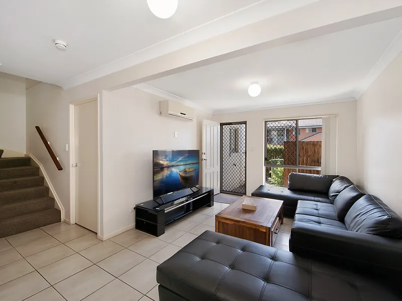Perfect Investment & Home! Heart of North Lakes, NBN, Air-Con, 3 Bed 2&1/2 Bath Townhouse, pool&gym