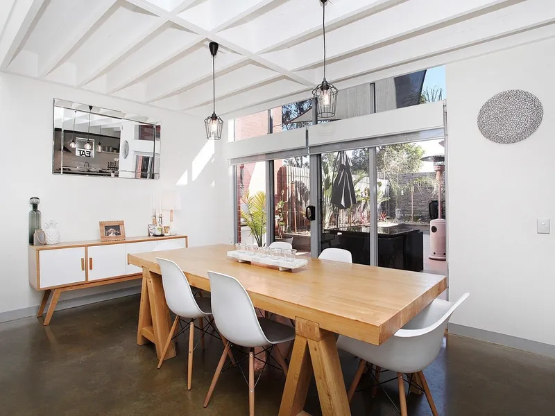 Light Filled, Spacious Wearhouse Vibes!
