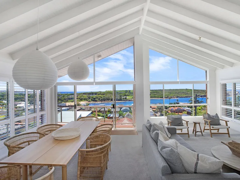 Hamptons-Inspired Beach House Boasting Breathtaking Ocean Vistas