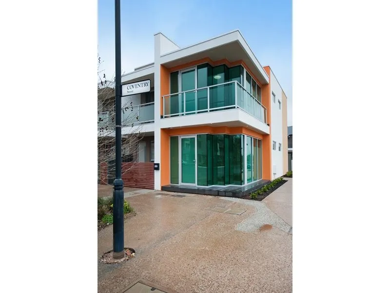 TRENDY TOWNHOUSE !! - 