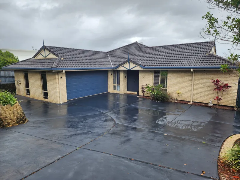 Quiet and convenient Park lakes executive home