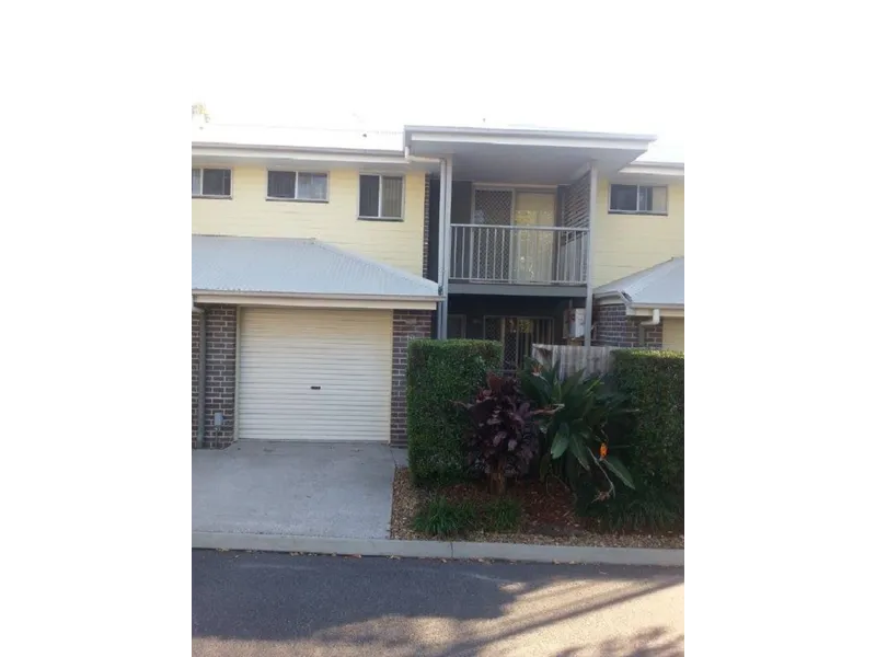 Well Located Townhouse 3 Beds & 2.5 Baths