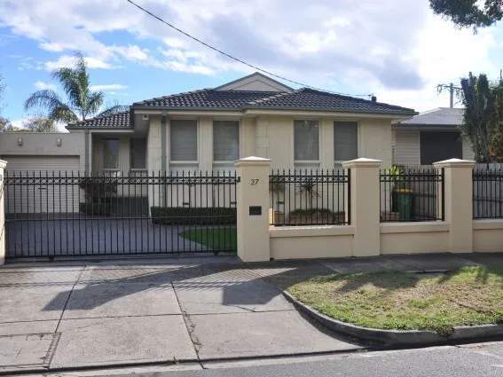 Beautifully presented and ideally located!!