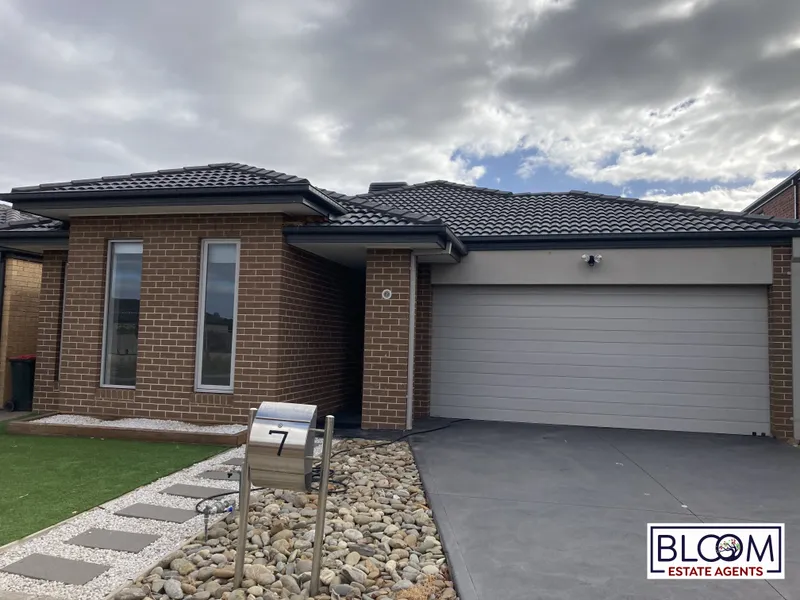 A family home close to school & train station!