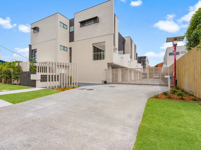 Vacant Possession 3 Minute Walk To Broadwater