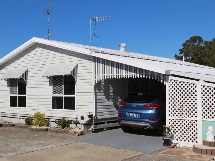 Spacious & immaculately presented 13 metre home that has recently been redecorated throughout and is ready to be moved into and enjoyed.