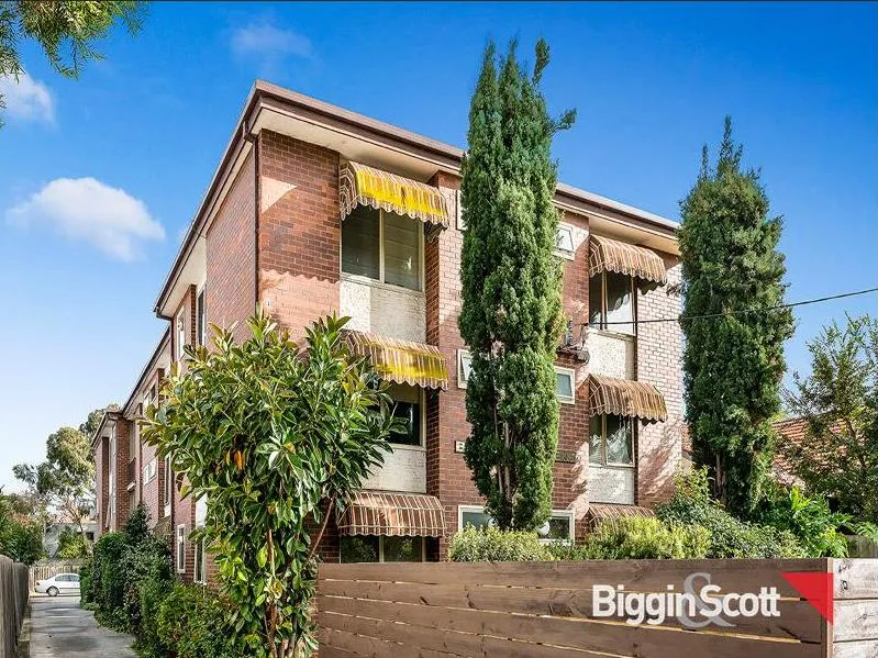 BEAUTIFUL & BRIGHT ONE BEDROOM APARTMENT IN IDEAL LOCATION WITH PARKING!
