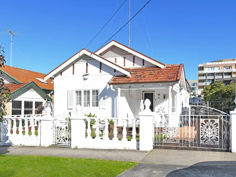 LARGE 3 BEDROOM HOUSE FILLED WITH CHARACTER PLUS A SUNNY YARD & LOCK UP GARAGE