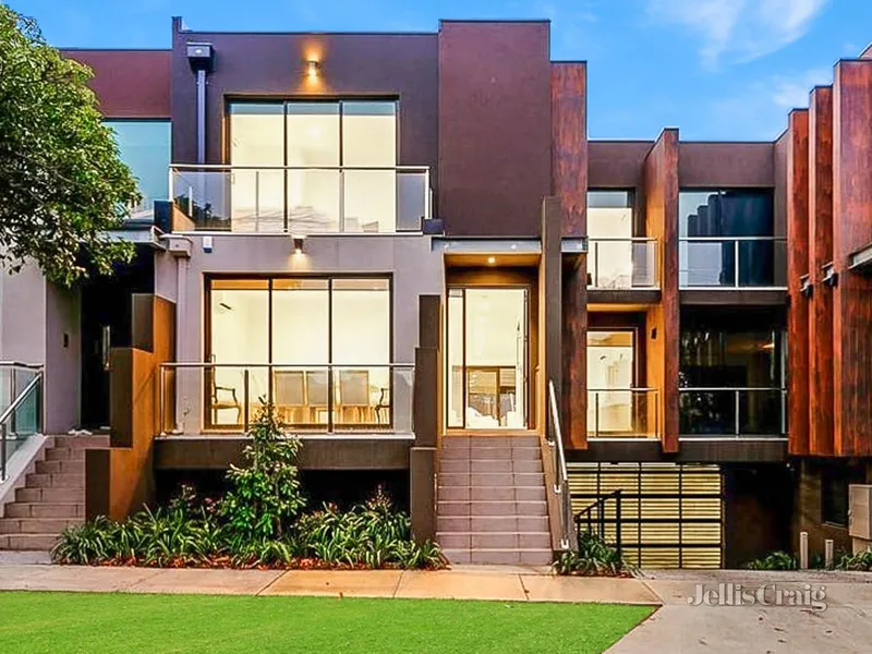 Street frontage and access from Agnes Street