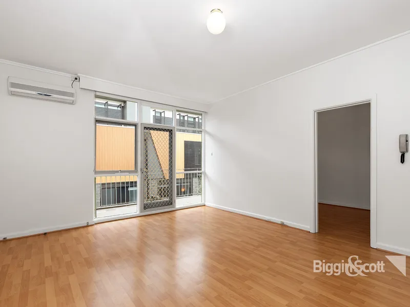 FRESHLY PAINTED 2 BEDROOM APARTMENT IN HAWTHORN!!!