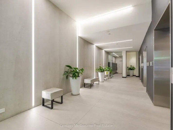 PERFECT LOCATION IN MELB CBD!