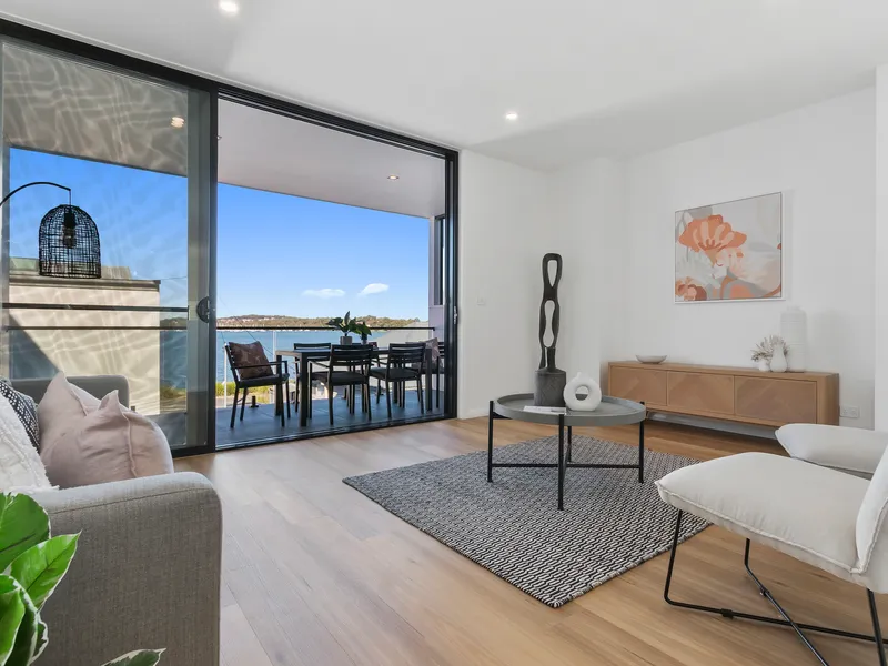 Luxurious Living by the Lake