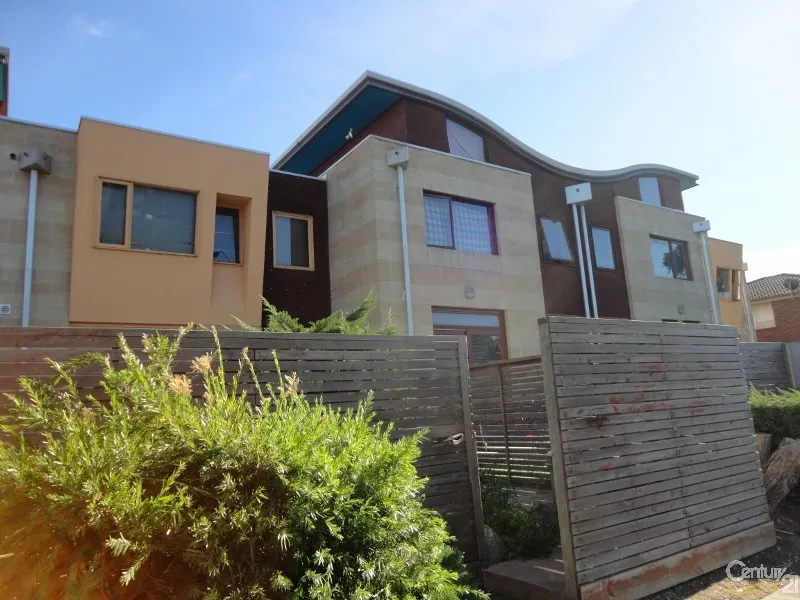 Modern Townhouse In Great Location 