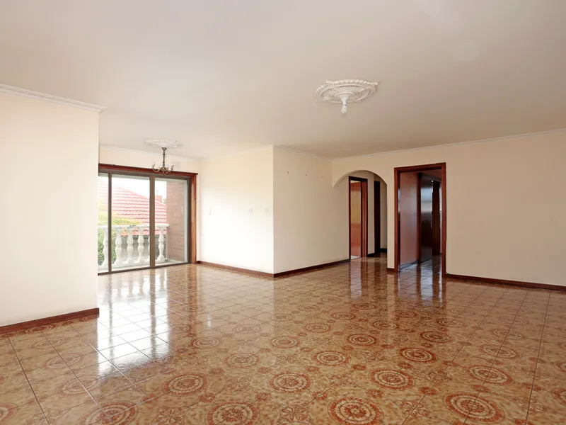 Large unit perfectly located in heat of Spotswood