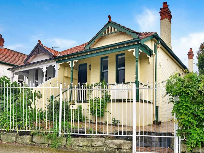 INVITING LEVEL FAMILY HOME