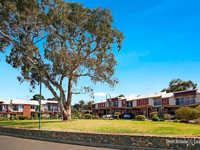 2 BEDROOM TOWNHOUSE WITH THE PLENTY ROAD TRAM AT YOUR DOORSTEP