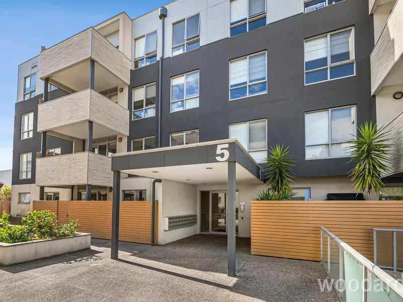 Sandbelt living with space & style