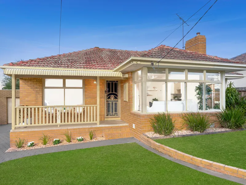 Modern Update Offers Stylish Living on 674m2 (approx.)