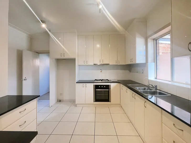 Double brick family home & Natural Sunlight Throughout & Supper convenient location & School Zone