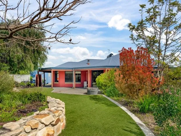 FAMILY HOME, FANTASTIC LOCATION!