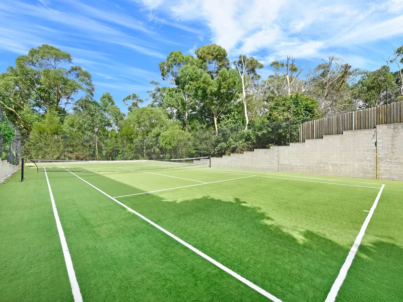 Sprawling 2,323sqm with tennis court and pool 