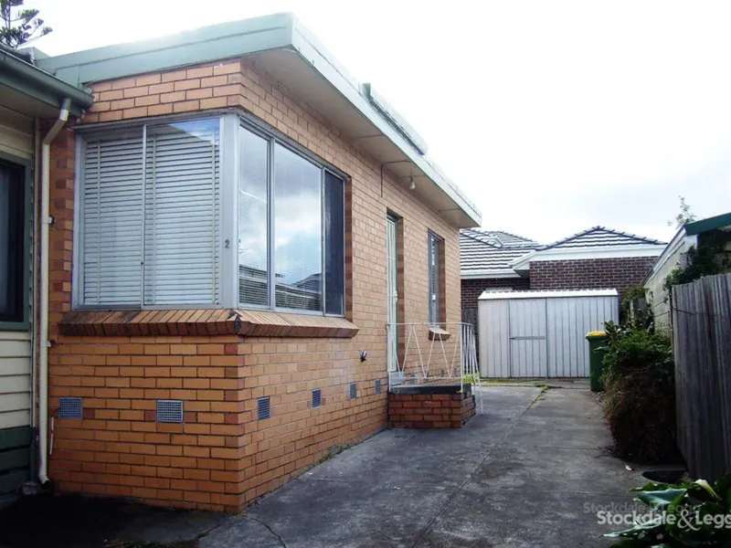 2 BEDROOM UNIT WITH TWO OPEN PARKING SPOTS - WALK TO LA TROBE UNI & TRANSPORT!