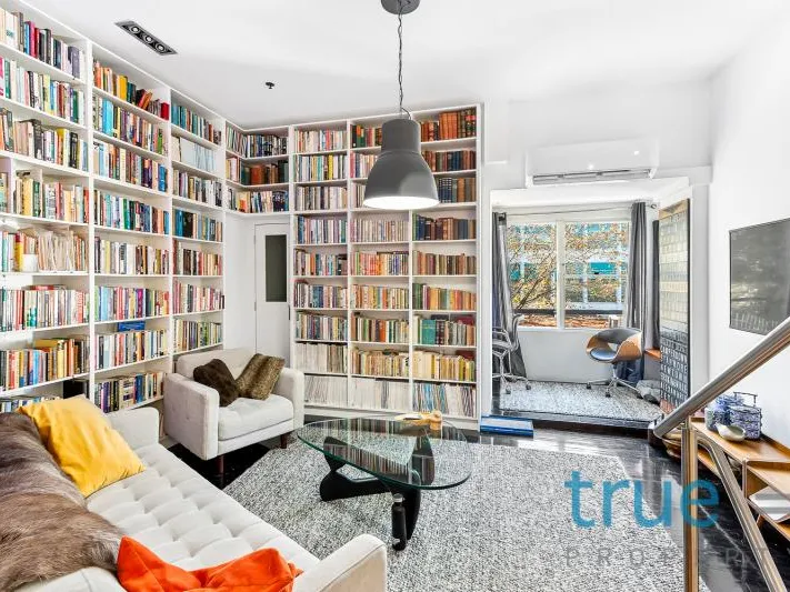 LUXURIOUS, MAJESTIC & CONVENIENTLY LOCATED TRI LEVEL APARTMENT